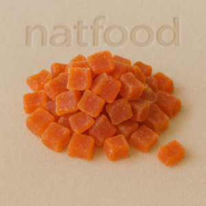 Beneficios de la Papaya Deshidratada: Rica en fibra natural, que favorece la digestión. Fuente de vitamina A, C y antioxidantes presentes en la papaya fresca. Aporta energía rápida y natural, perfecta para el día a día. Producto vegetal y sin conservantes artificiales, ideal para dietas vegetarianas o veganas. Textura suave y sabor tropical con un toque dulce, fácil de incorporar en recetas. ¿Para quién es ideal? Personas que buscan snacks dulces pero más naturales que los ultraprocesados. Amantes de la repostería, la cocina tropical o las colaciones saludables. Ideal para niños, estudiantes, deportistas y adultos con antojos dulces conscientes. Usos recomendados: Como colación directa, ideal para llevar al trabajo o a la escuela. En mezclas de frutos secos, granolas, cereales o barritas caseras. Como topping para yogur, helado, postres o incluso en preparaciones agridulces. Presentación: Bolsa con porción seleccionada (ej. 100 g o 200 g, según formato disponible). Trozos suaves, brillantes y sabrosos de papaya con un toque de caramelización. Producto envasado herméticamente para conservar frescura y textura. Compra natural y sabrosa en NatFood Chile: Fruta seleccionada y procesada con altos estándares de calidad. Compra online fácil y con despacho a todo Chile. Ideal para quienes buscan snacks tropicales, sabrosos y más saludables. ¿Dónde comprar papaya deshidratada y caramelizada en Chile? En NatFood Chile encuentras Papaya Deshidratada y Caramelizada, un snack delicioso, colorido y nutritivo para disfrutar en cualquier momento del día. Agrega este toque tropical a tu carrito y transforma tus colaciones con e